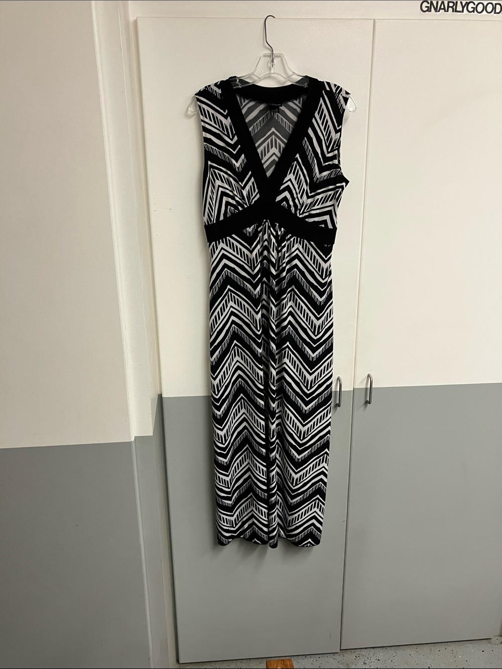 Enfocus Studio Black & White Chevron V‑Neck Maxi Dress